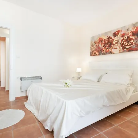 Old Town Gem - Elegant Guilford Apartment