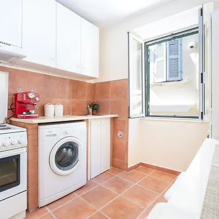 Old Town Gem - Elegant Guilford Apartment *