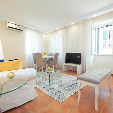 Old Town Gem - Elegant Guilford Apartment *