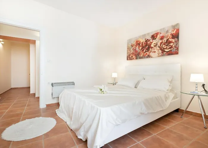 Old Town Gem - Elegant Guilford Apartment