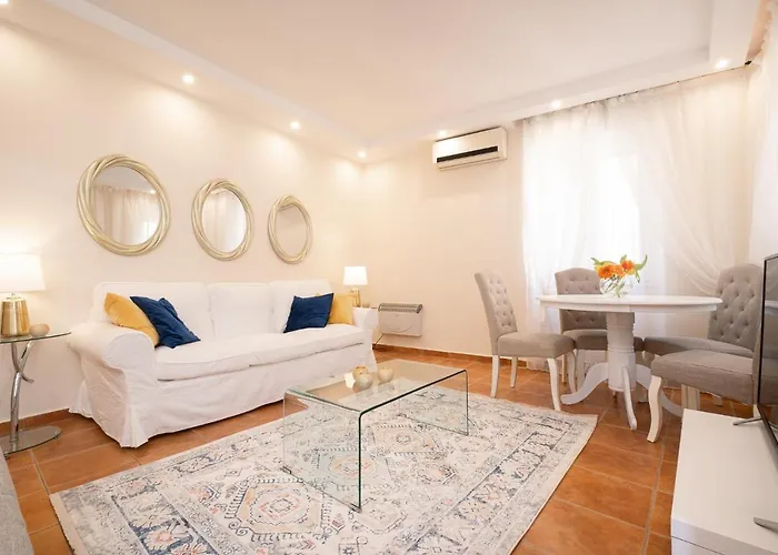 Old Town Gem - Elegant Guilford Apartment