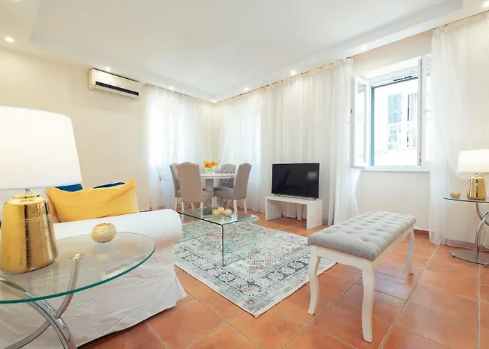 Old Town Gem - Elegant Guilford Apartment *